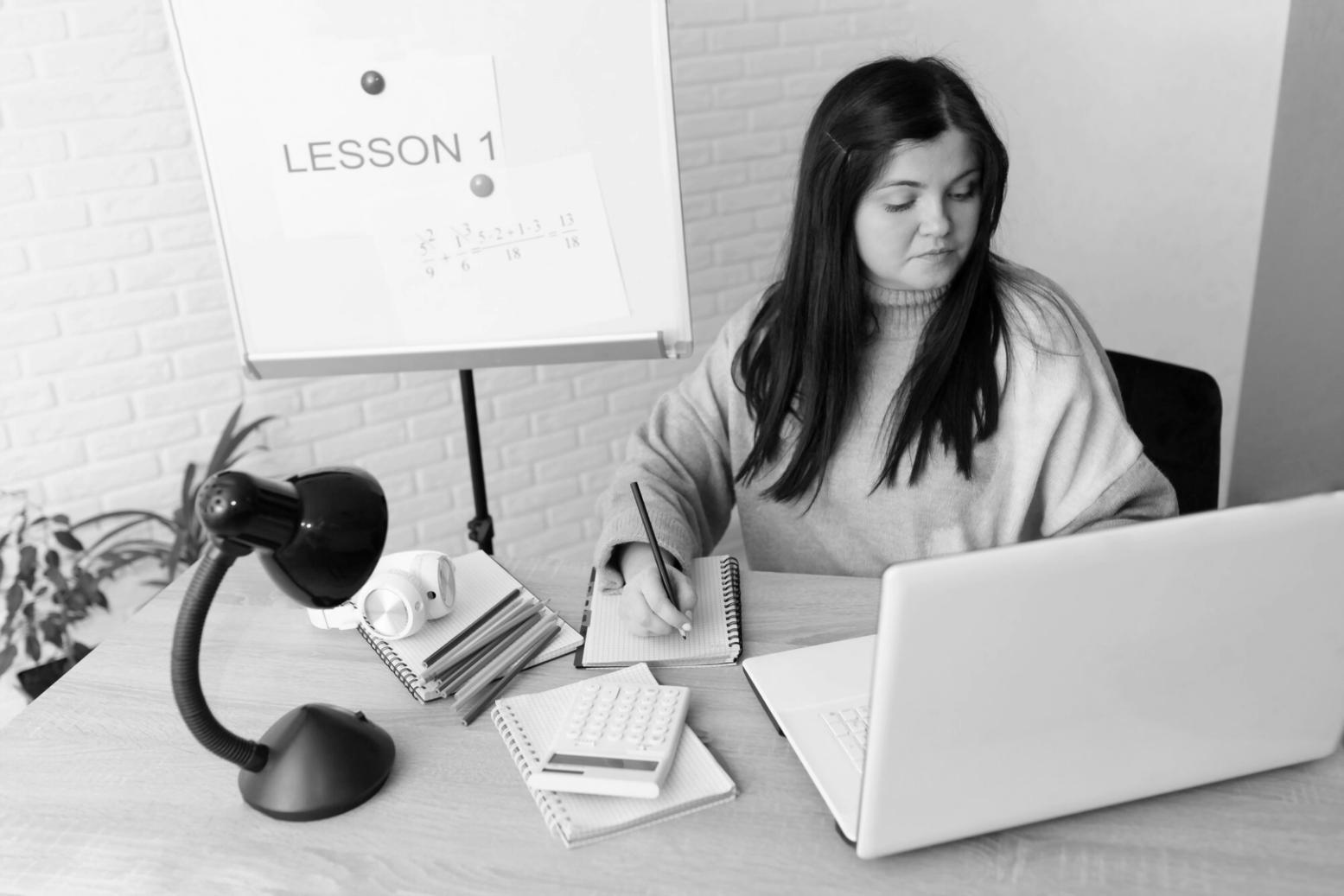 Personne consultant ses finances sur une tablette
