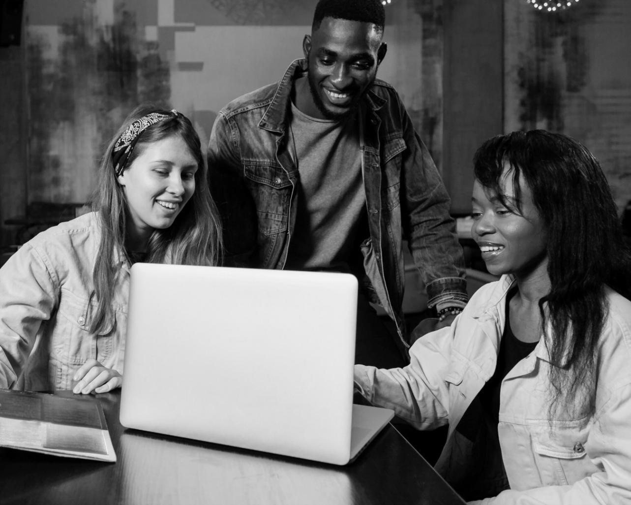 Groupe de personnes discutant de finances